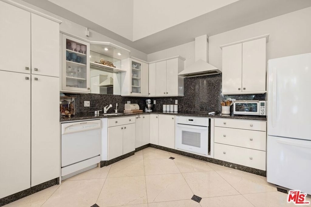 2220 Avenue Of The Stars - Photo 4