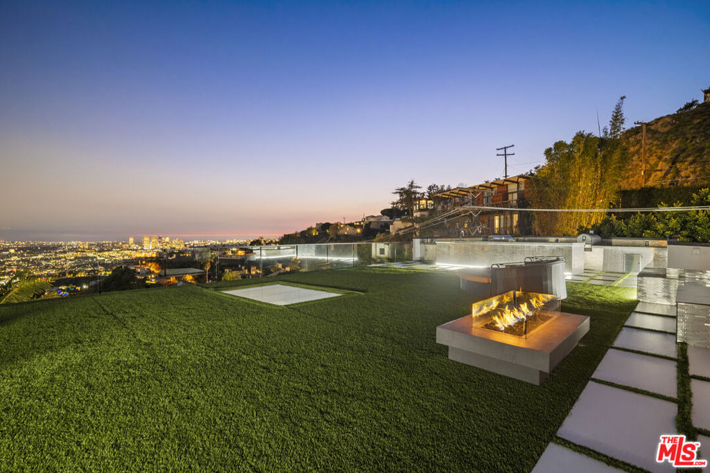 1680 Sunset Plaza Drive - Photo 25