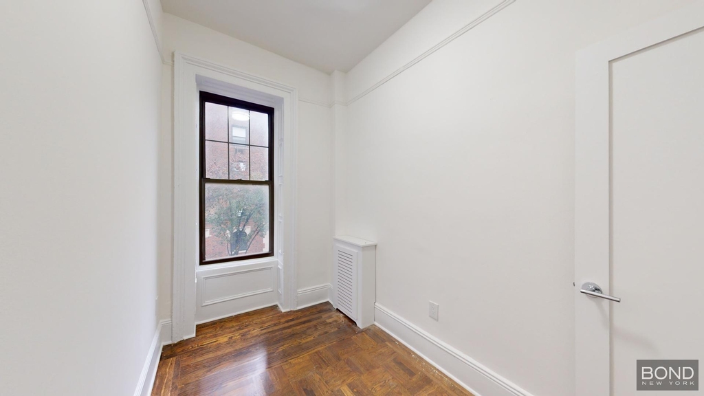 985 Lexington Avenue  - Photo 2
