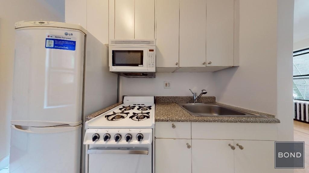 711 2nd Avenue  - Photo 2