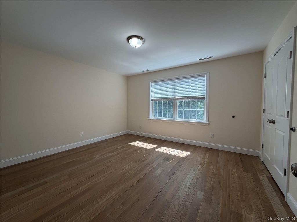 94 Thatcher Avenue - Photo 8
