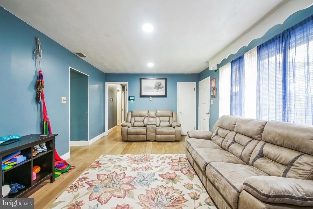 323 Russelcroft Road - Photo 3