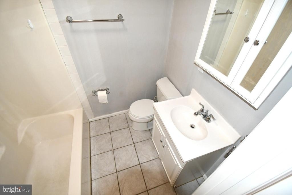 8 W Monmouth Street - Photo 16