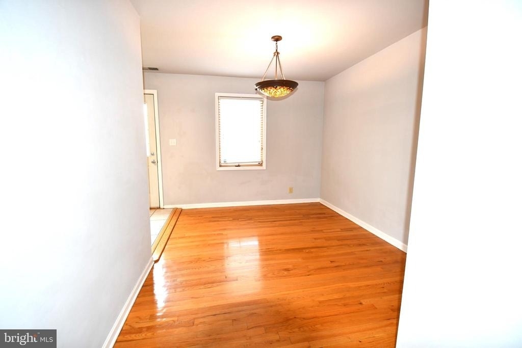 8 W Monmouth Street - Photo 5