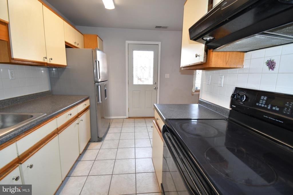 8 W Monmouth Street - Photo 3
