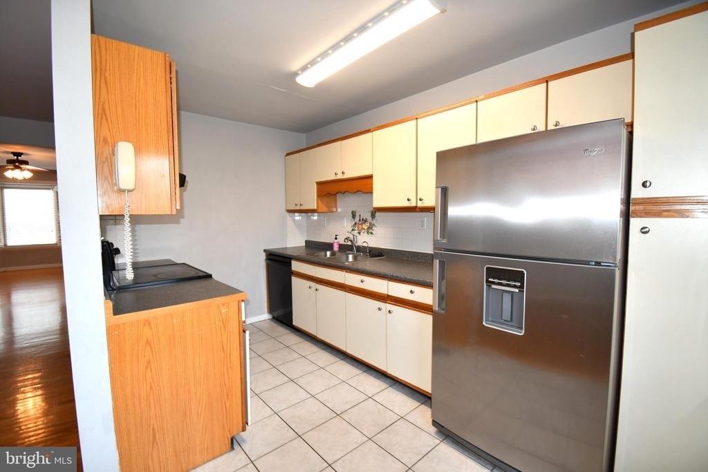 8 W Monmouth Street - Photo 2