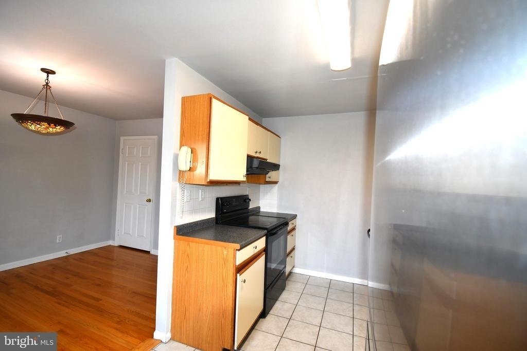 8 W Monmouth Street - Photo 1