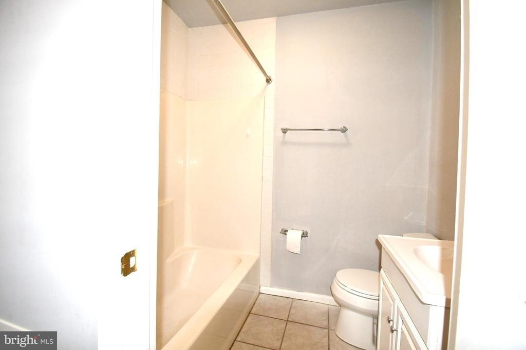 8 W Monmouth Street - Photo 17