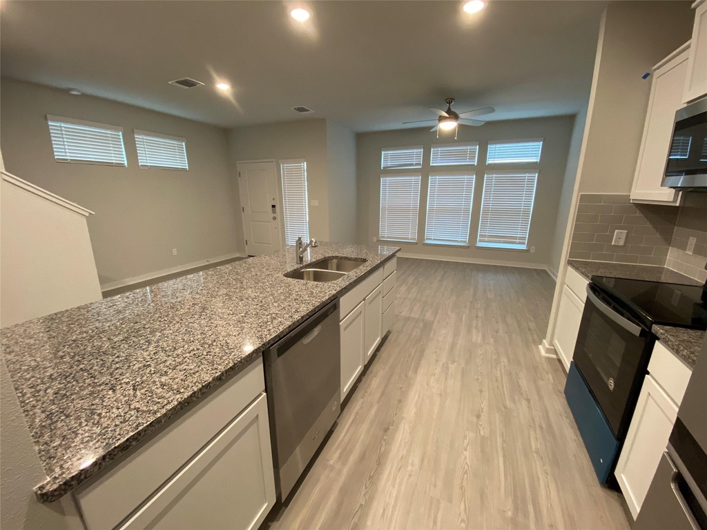 605 W South St - Photo 3