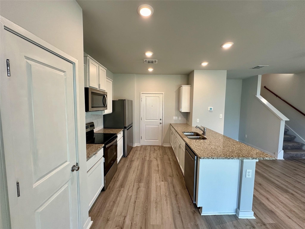 605 W South St - Photo 2