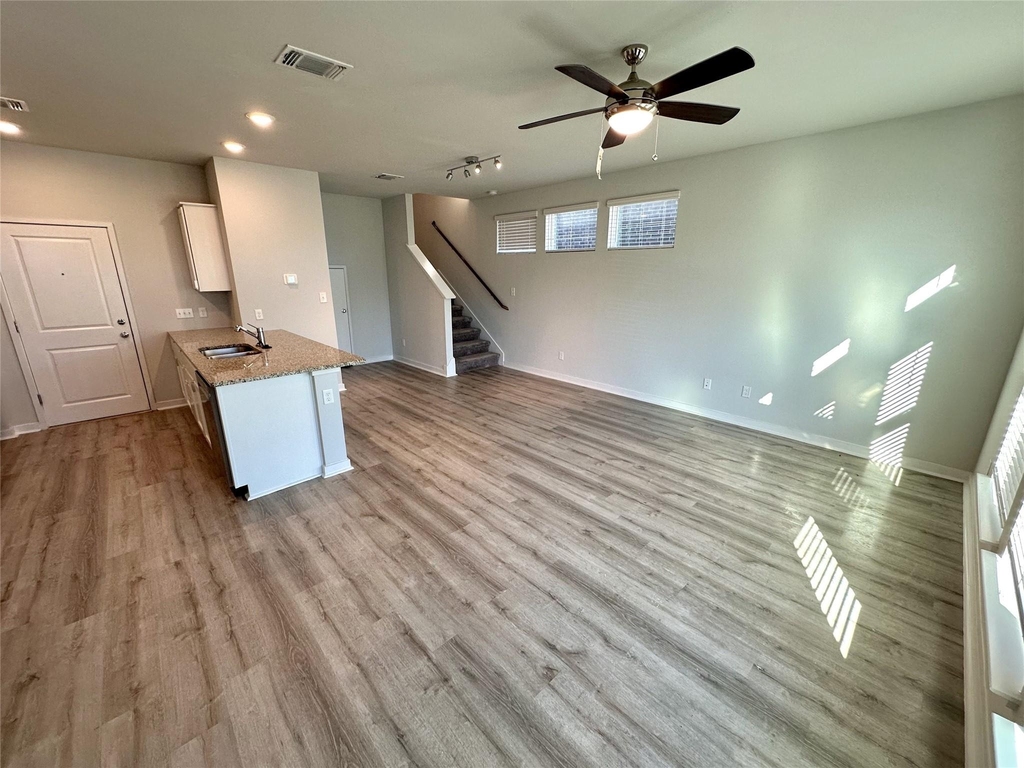 605 W South St - Photo 1