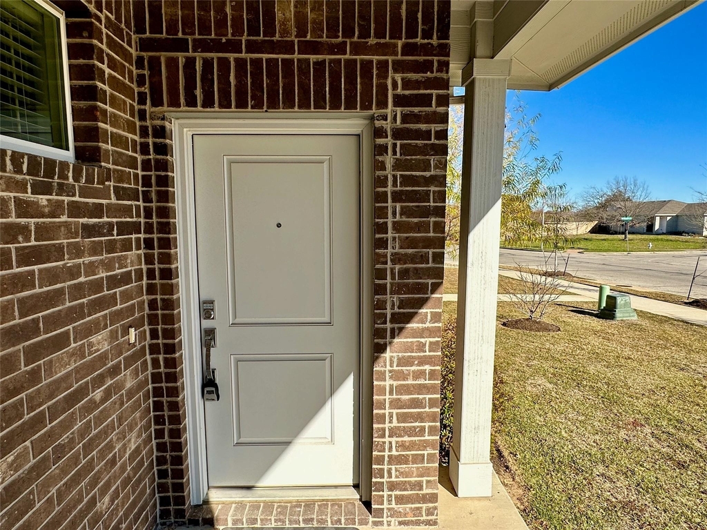 605 W South St - Photo 0