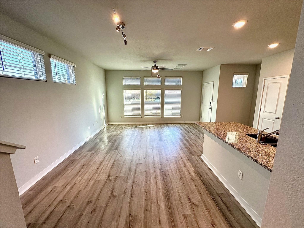 605 W South St - Photo 6