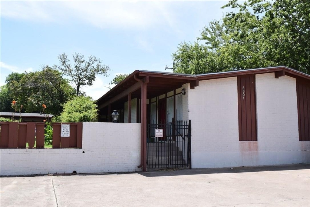 5601 Woodrow Ave - Photo 1
