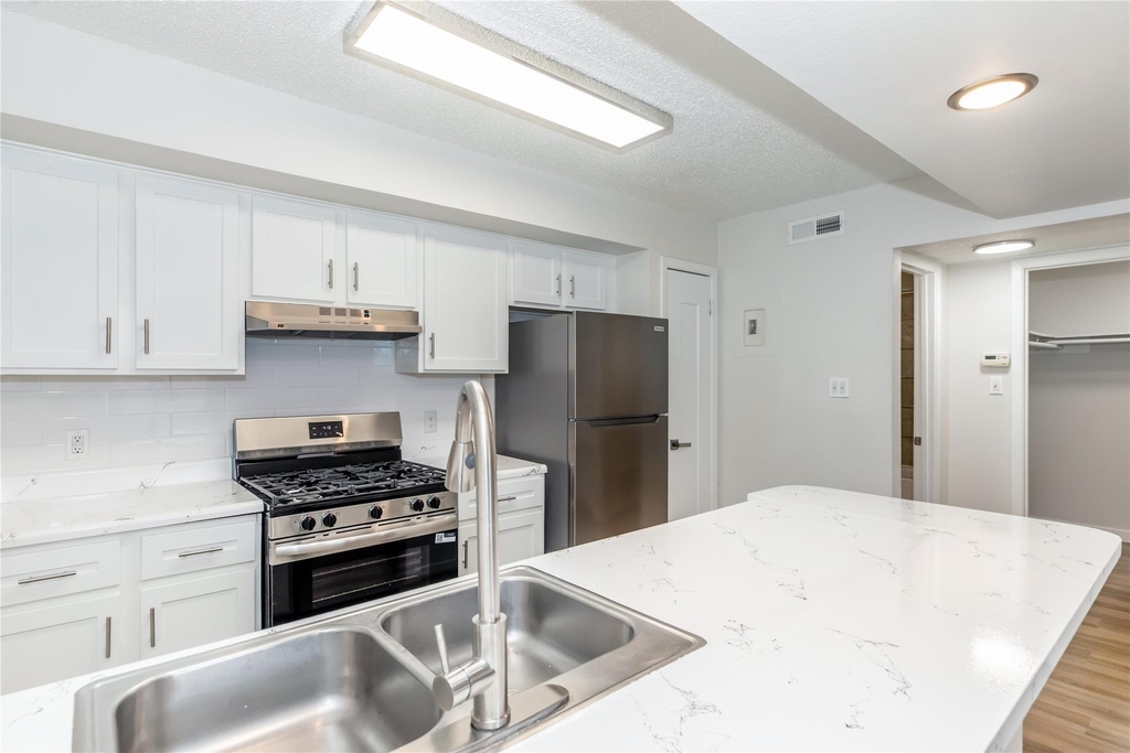6008 N Lamar Blvd - Photo 2