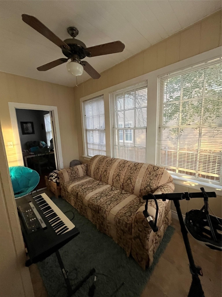 416 W 32nd St - Photo 2