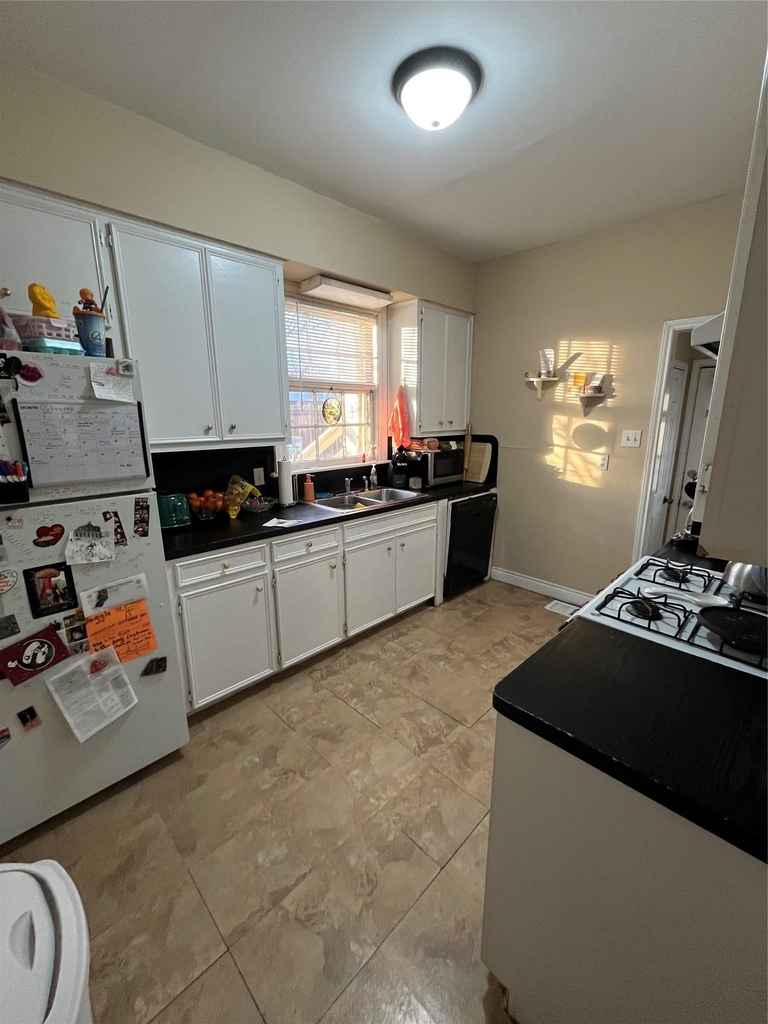 416 W 32nd St - Photo 1