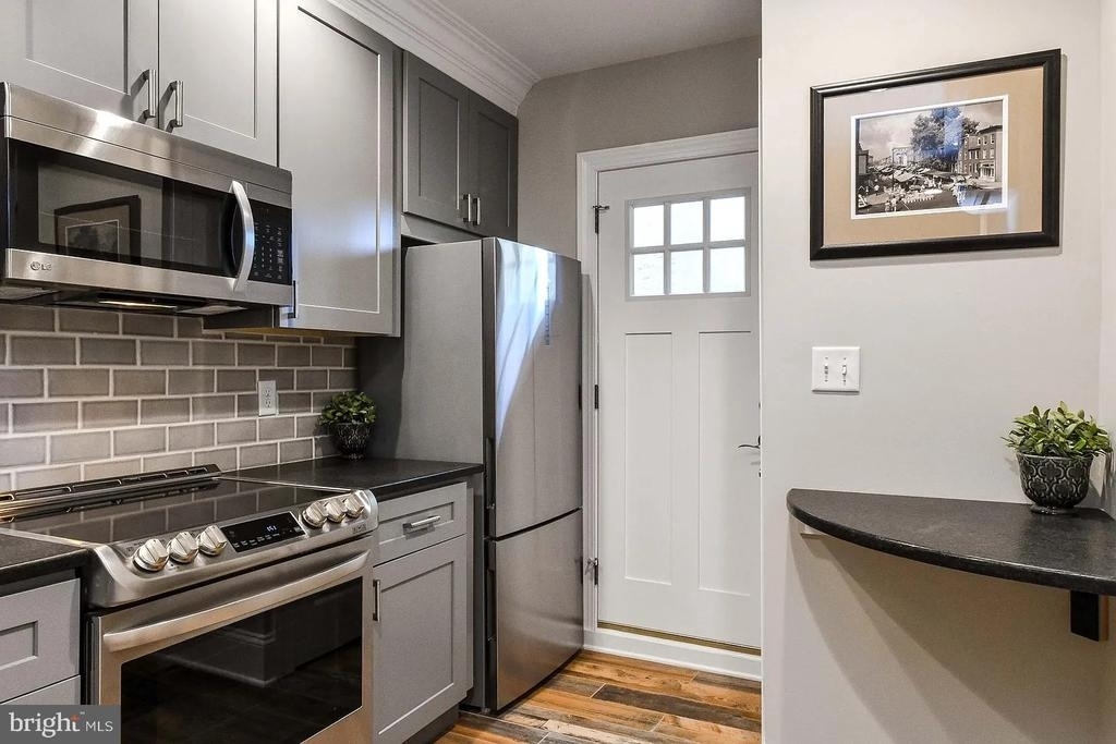 734 Light Street - Photo 2