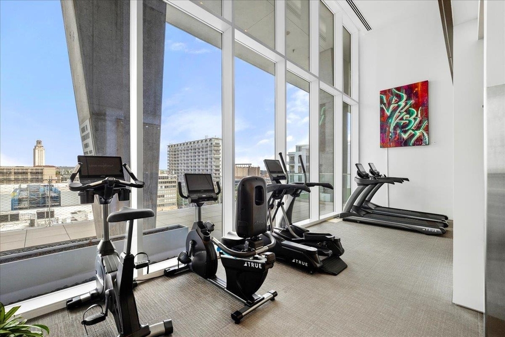 313 W 17th St - Photo 3