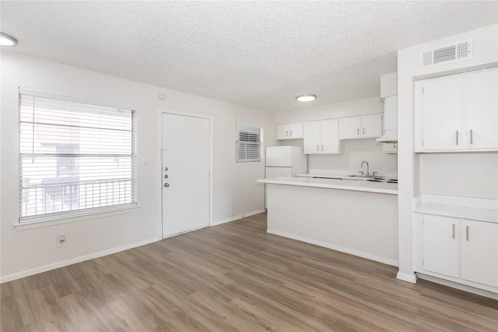 6010 N Lamar Blvd - Photo 1