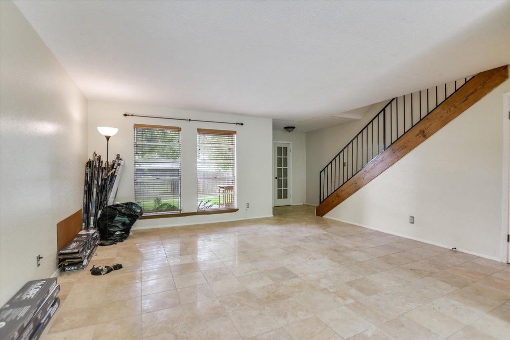 700 Castle Ridge Rd - Photo 2