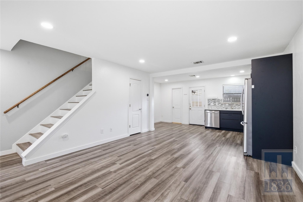 8400 Jamestown Dr - Photo 2