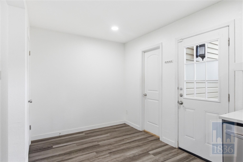 8400 Jamestown Dr - Photo 8
