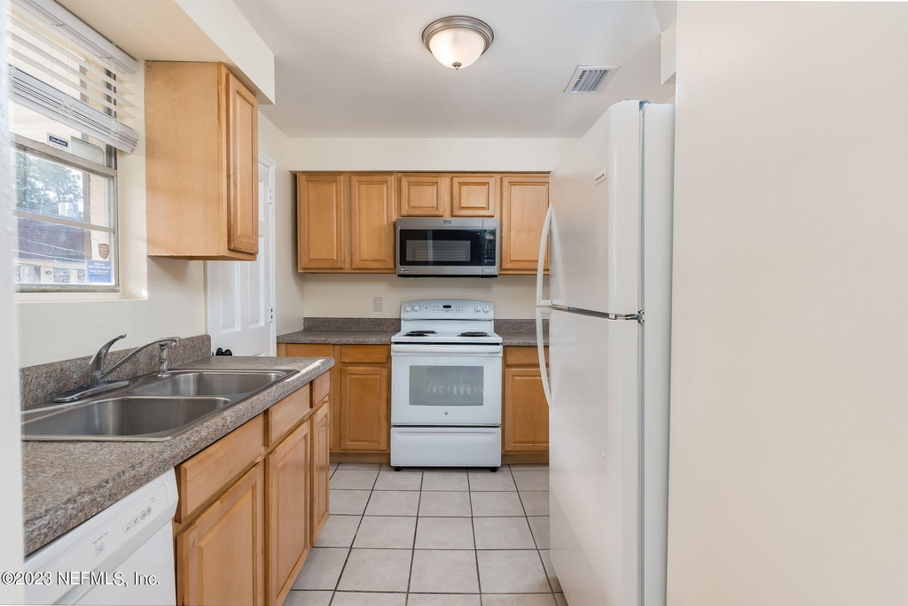 1735 El Camino Road - Photo 3