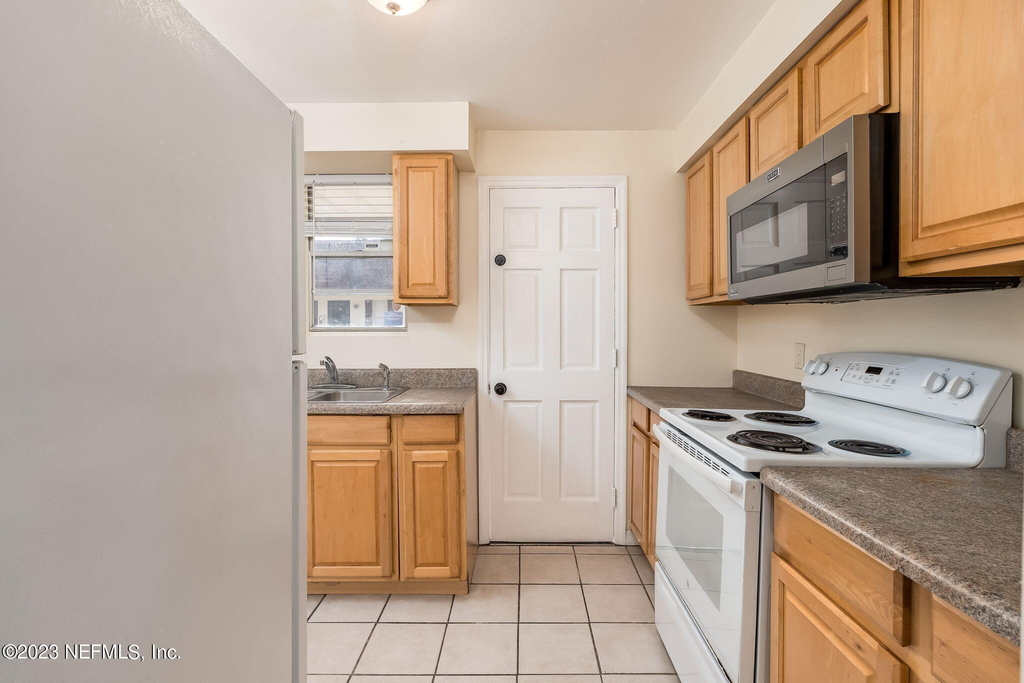 1735 El Camino Road - Photo 2