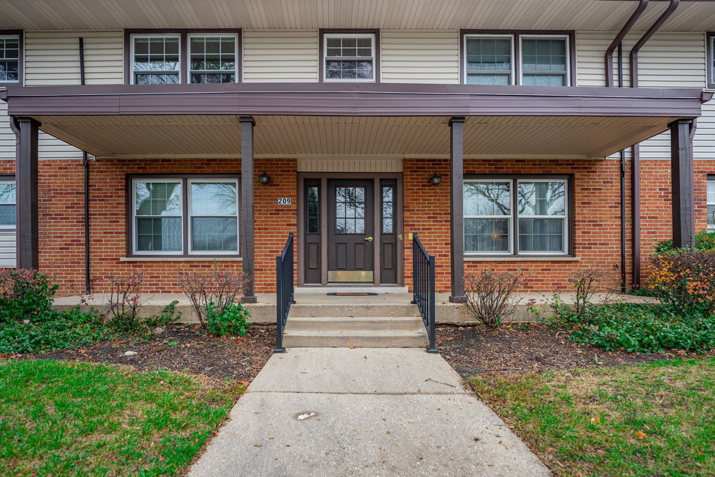 209 Washington Square - Photo 0