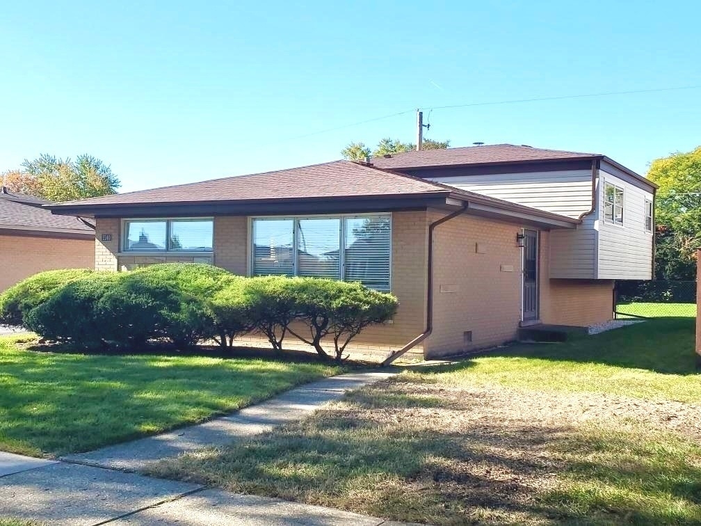 2140 Eastview Drive - Photo 0