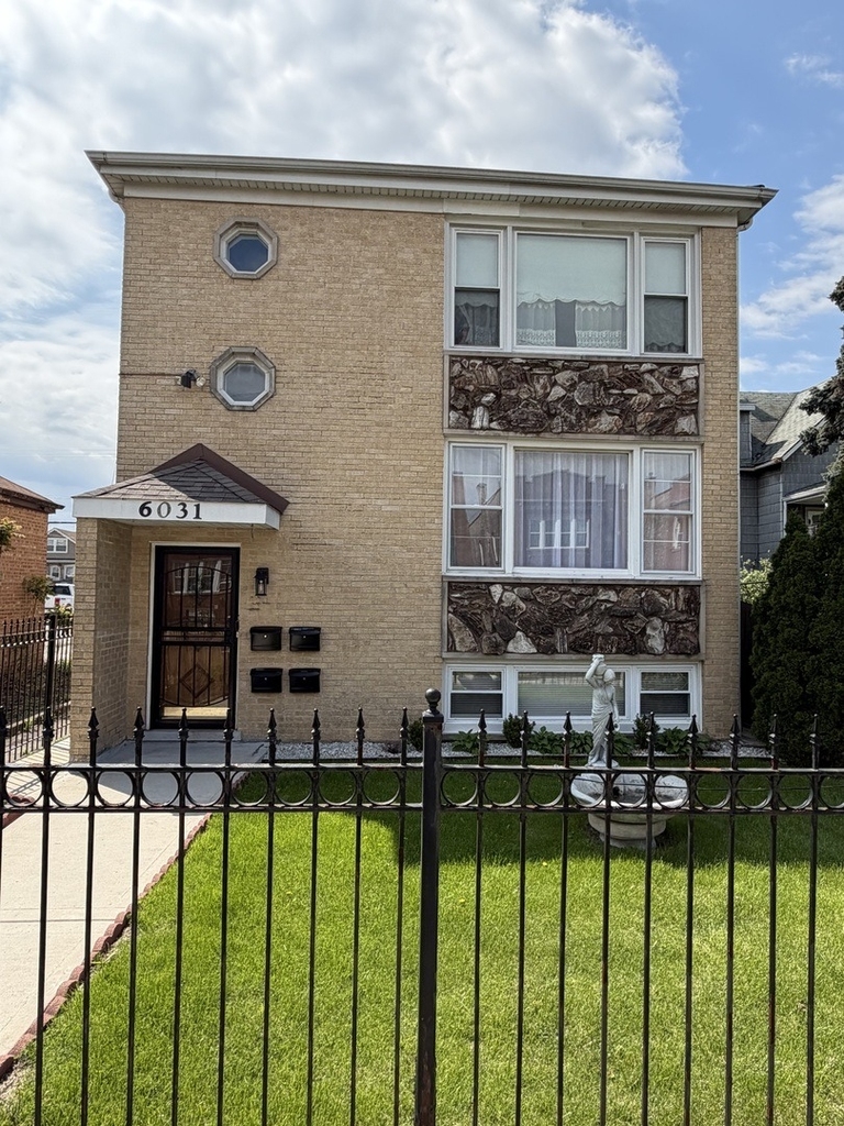 6031 W Addison Street - Photo 0