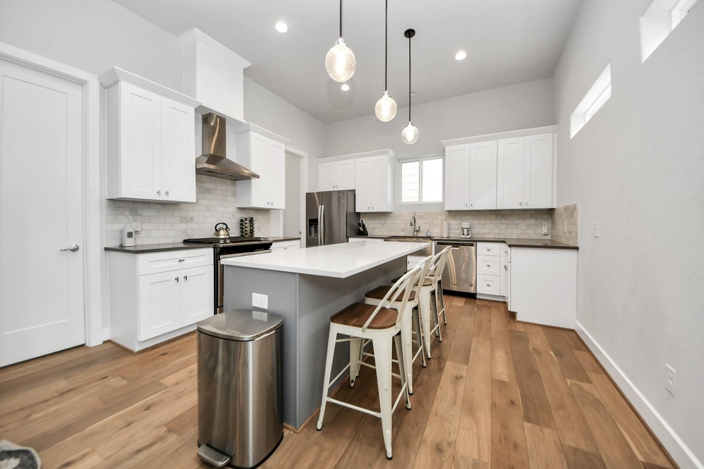 1223 W 16th Street - Photo 16