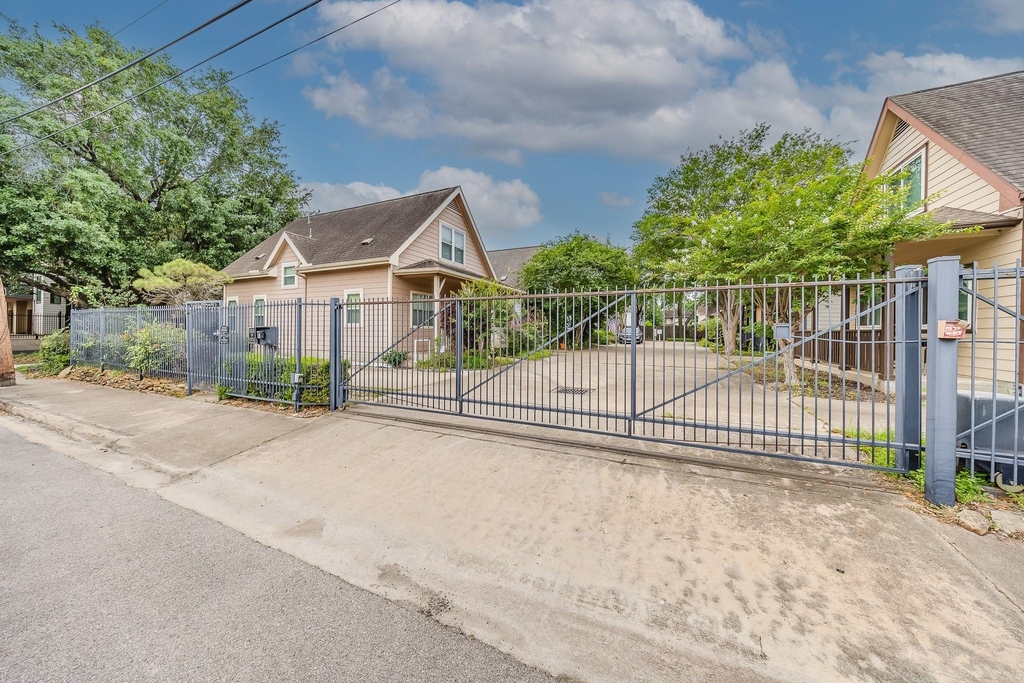 1318 Dennis Street - Photo 5