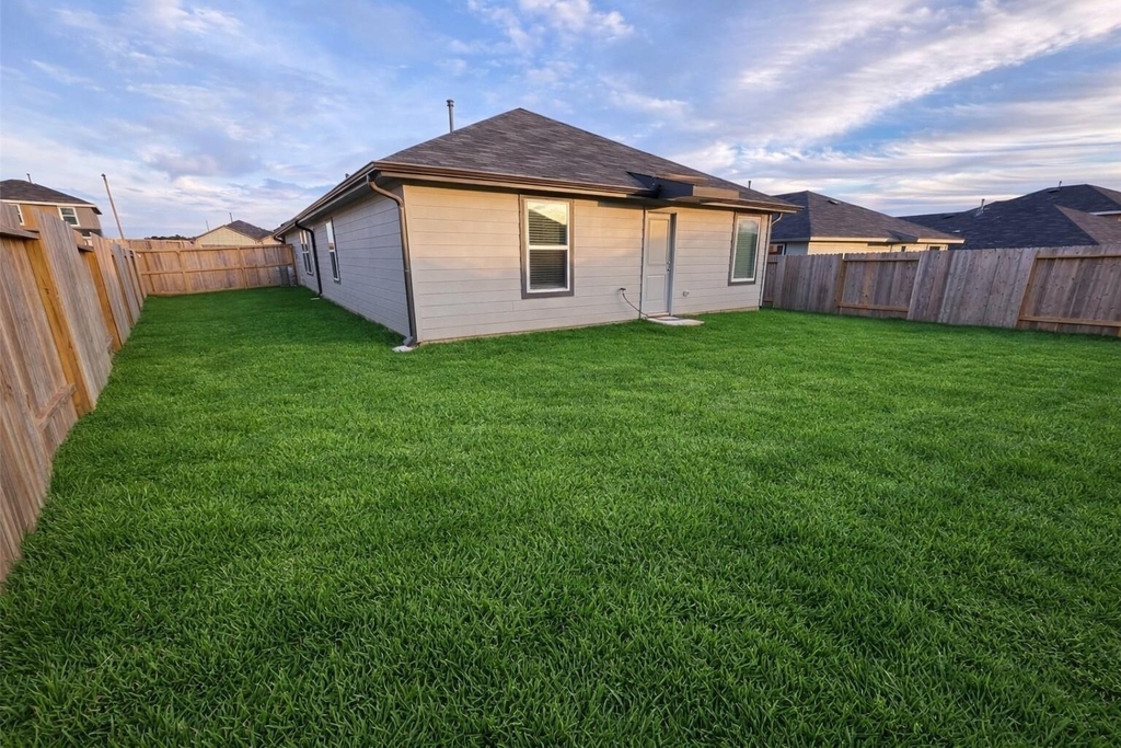 40821 Hawthorne Glades Street - Photo 18