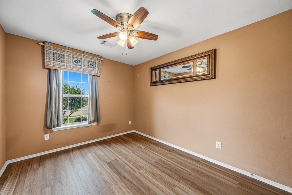 22327 Albee Drive - Photo 4