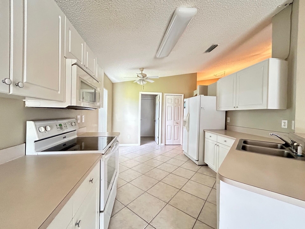 4760 Manchester Drive - Photo 5