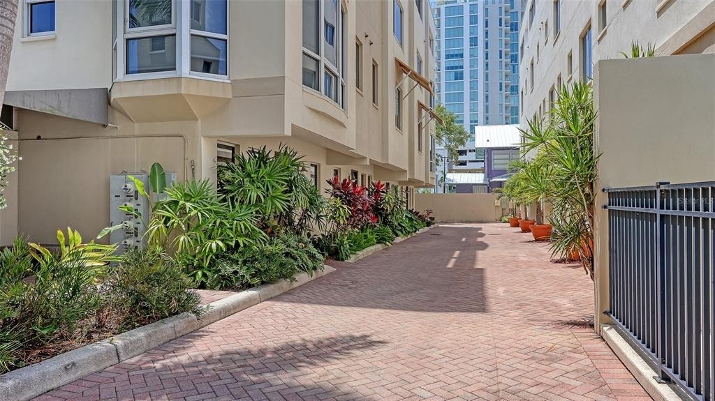 235 Cocoanut Avenue - Photo 2