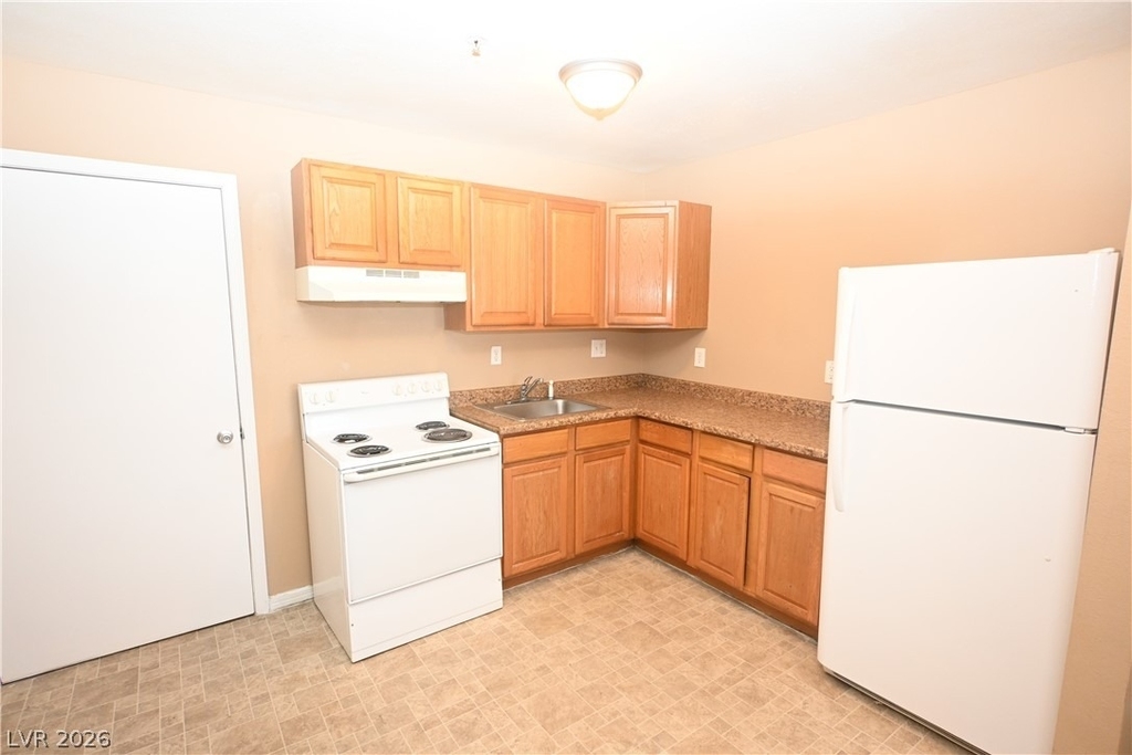 3017 E Carey Avenue - Photo 9