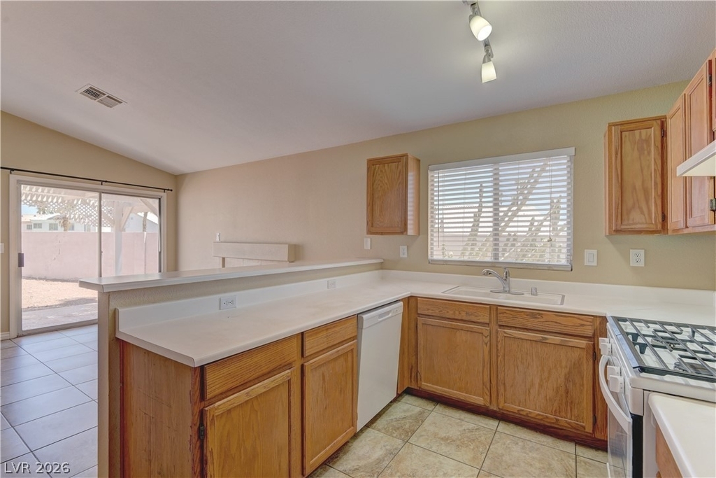 8100 W Gilmore Avenue - Photo 8