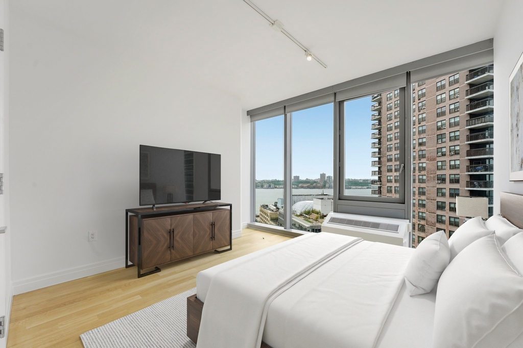 554 West 54th Street - Photo 3