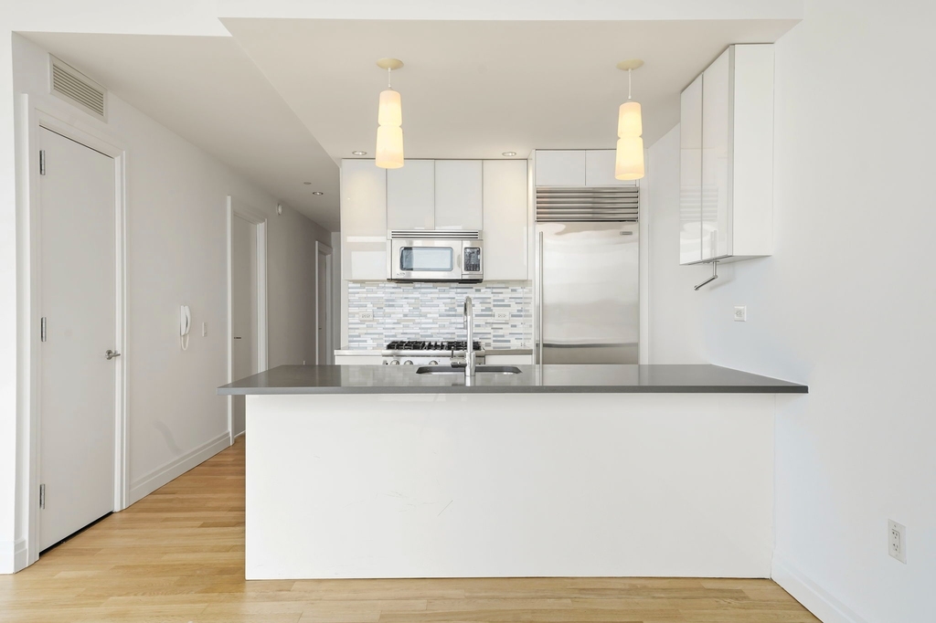 554 West 54th Street - Photo 7