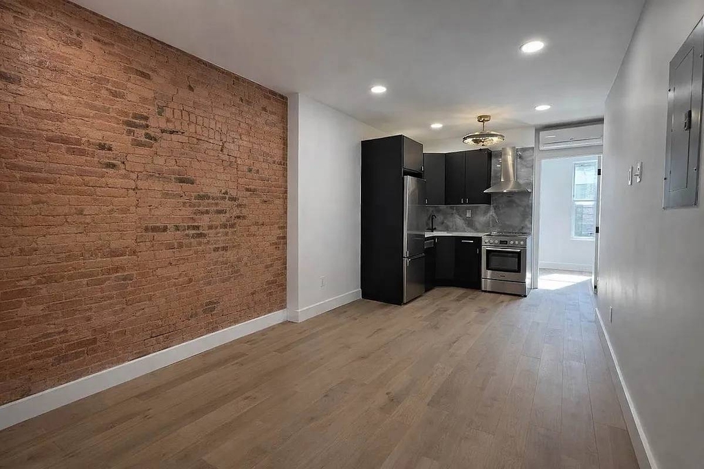 1582 DeKalb Ave - Photo 2