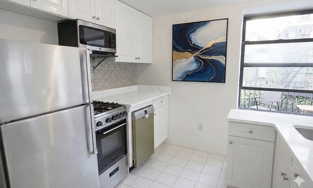 29 7th Avenue - Photo 2