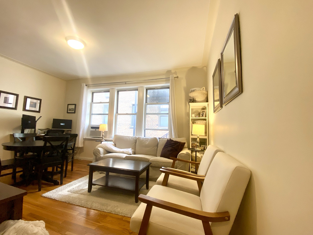West 10th Street - Photo 4