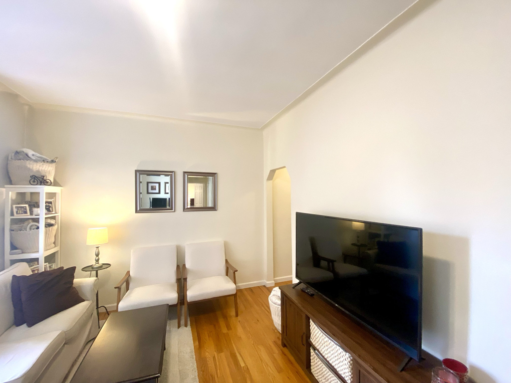 West 10th Street - Photo 7