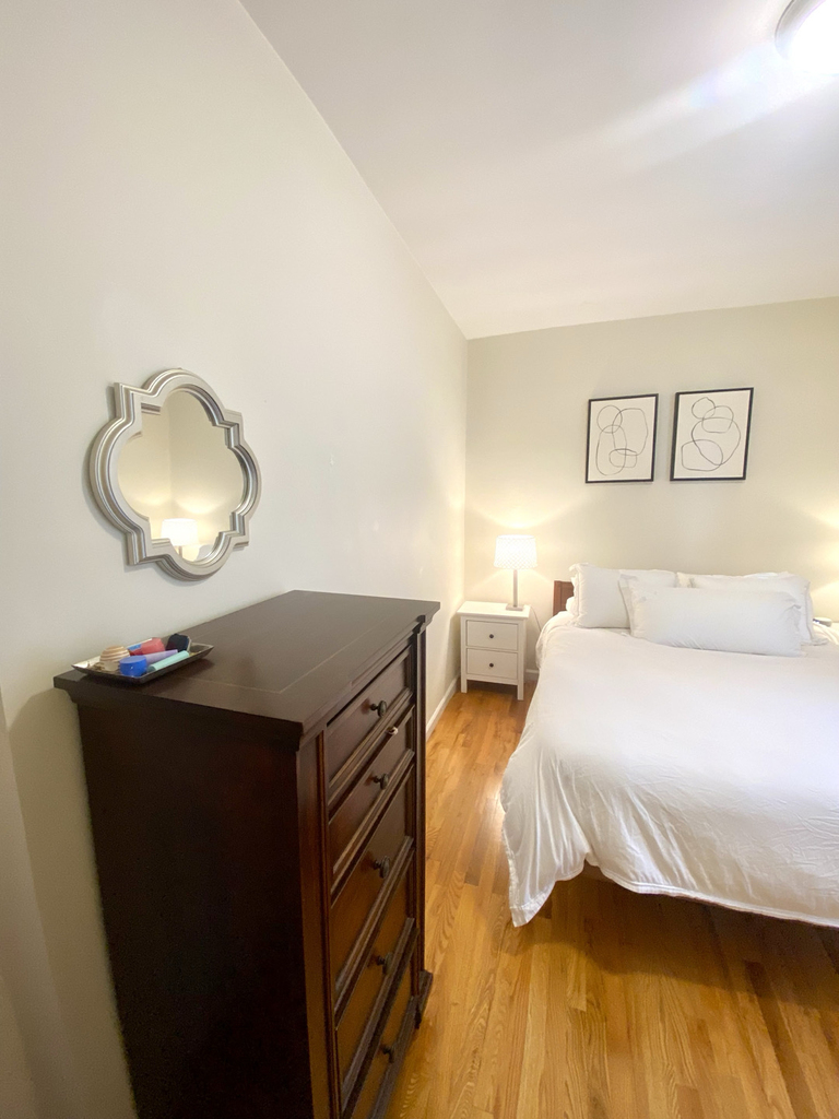 West 10th Street - Photo 8
