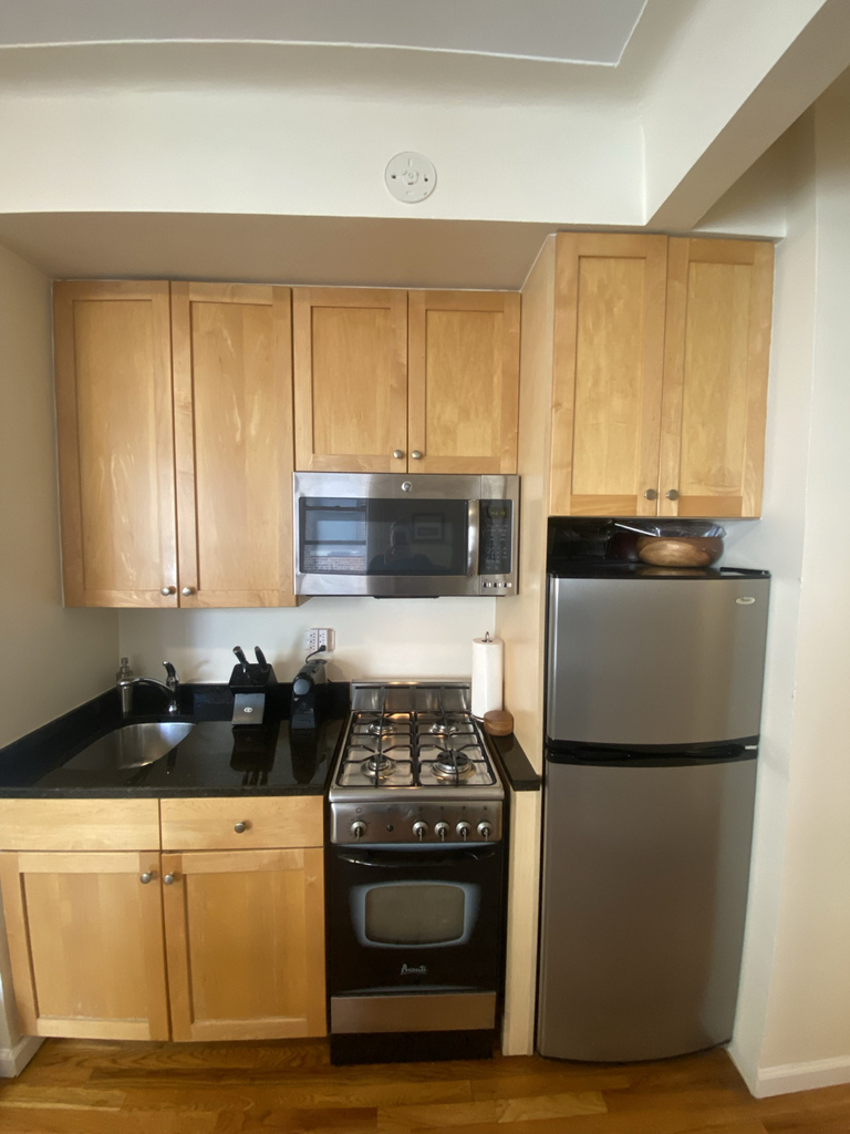 West 10th Street - Photo 6