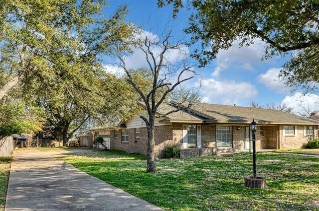 1605 Arrowhead - Photo 2