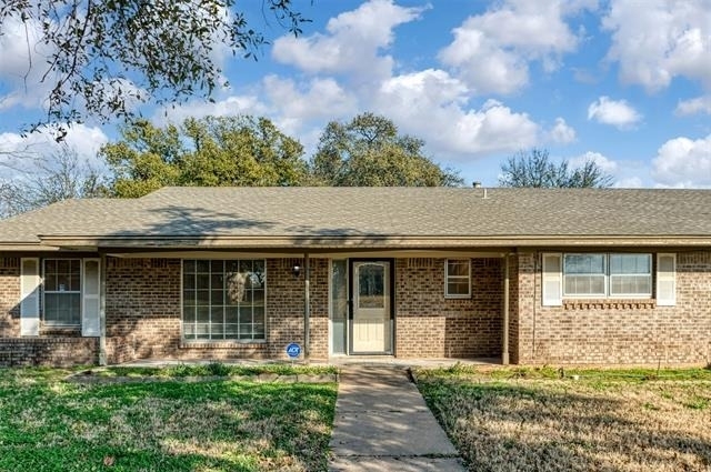 1605 Arrowhead - Photo 0